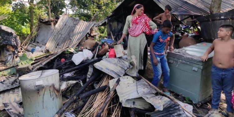 কালীগঞ্জে পরের জমিতে নির্মিত প্রতিবন্ধীর ঘরবাড়ী পুড়ে ছাই