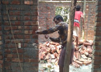আদালতের নিষেধাজ্ঞা অমান্য করে ঘর নির্মাণ 