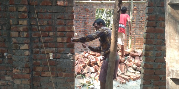 আদালতের নিষেধাজ্ঞা অমান্য করে ঘর নির্মাণ