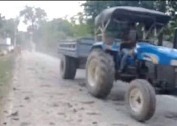 কোটচাঁদপুর সড়কে রেজিষ্ট্রেশন বিহীন ড্রাইভারের লাগামহীন ট্রক্টর