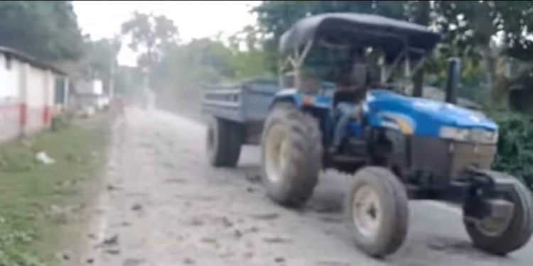 কোটচাঁদপুর সড়কে রেজিষ্ট্রেশন বিহীন ড্রাইভারের লাগামহীন ট্রক্টর