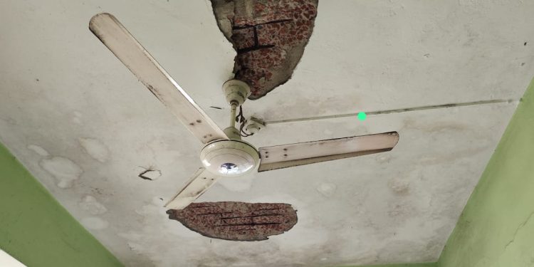 কালীগঞ্জ উপজেলা স্বাস্থ্য কমপ্লেক্সে পিলাষ্টার খসে আহত  ৩ , আতঙ্কে রোগীরা