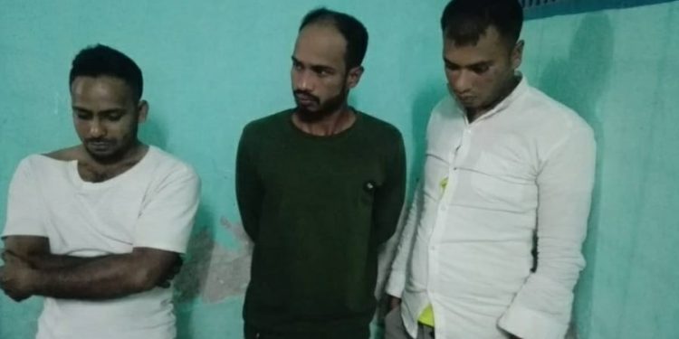 যশোরে আলোচিত সেই তিন ছিনতাইকারীকে আটক করেছে পুলিশ