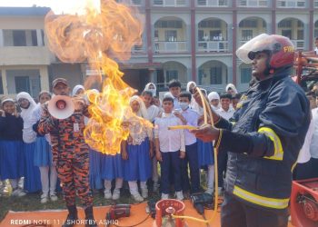 মোবারকগঞ্জ চিনিকল মাধ্যমিক বিদ্যালয়ে ফায়ার সার্ভিস ও সিভিল ডিফেন্সের মহড়া অনুষ্ঠিত