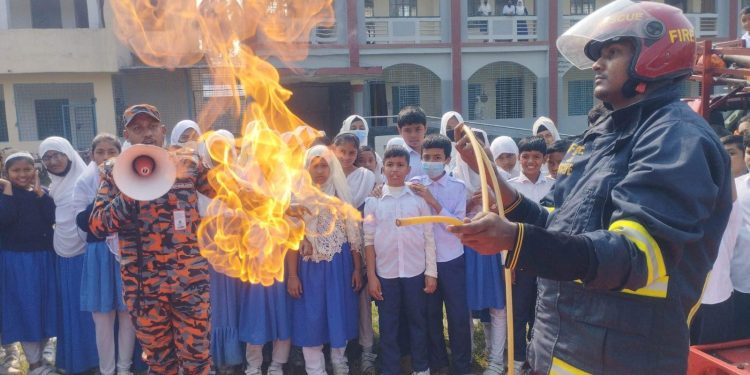 মোবারকগঞ্জ চিনিকল মাধ্যমিক বিদ্যালয়ে ফায়ার সার্ভিস ও সিভিল ডিফেন্সের মহড়া অনুষ্ঠিত