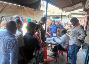 দিনাজপুরে ক্রেতাদের চাহিদা মেটাতে হিমশিম খাচ্ছে ওএমএস’র ডিলাররা