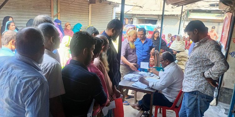 দিনাজপুরে ক্রেতাদের চাহিদা মেটাতে হিমশিম খাচ্ছে ওএমএস’র ডিলাররা