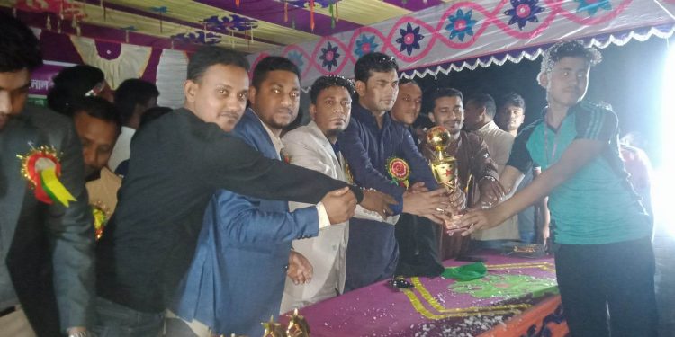 সারিয়াকান্দিতে উৎসর্গ যুব সংগঠনের আয়োজনে ফুটবল টুর্নামেন্টের ফাইনার খেলা অনুষ্ঠিত