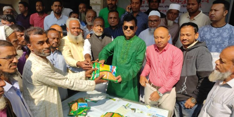 চৌদ্দগ্রাম উপজেলায় চার হাজার কৃষকের মাঝে ধান বীজ বিতরন