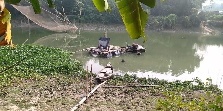 ভাঙ্গায় ড্রেজার পাইপ জব্দ