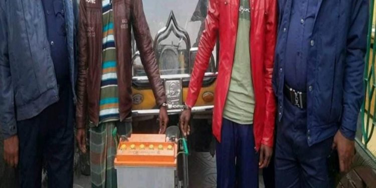 বেনাপোলে ১টি চোরাই ইজিবাইক ও  ৫টি ব্যাটারীসহ ২ যুবক আটক