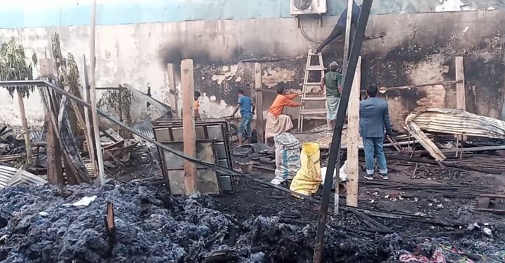 বাঁশখালীর চাম্বল বাজারে ভয়াবহ অগ্নিকান্ডে ৩ দোকান পুড়ে ছাই