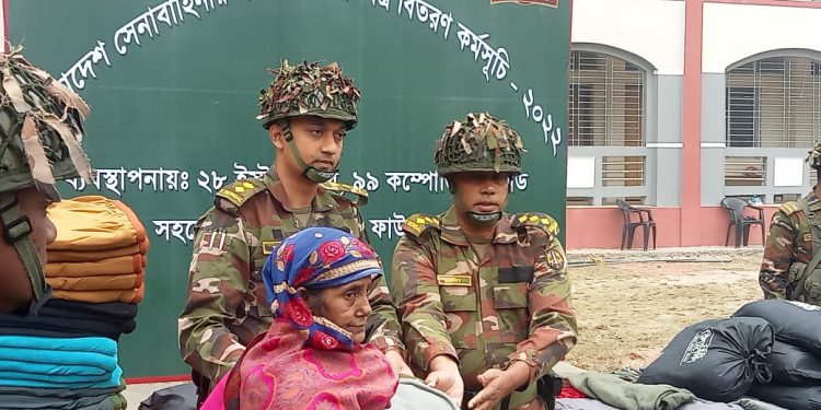 জাজিরায় সেনাবাহিনীর পক্ষ থেকে অসহায় গরীব মানুষের মাঝে শীতবস্ত্র বিতরণ
