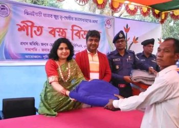 ঝিনাইগাতীতে ক্ষুদ্র নৃ-গোষ্ঠীদের মাঝে পুলিশ সুপারের শীত বস্ত্র বিতরণ