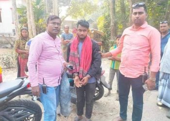 কুষ্টিয়ায় পড়ে যাওয়া ফেনসিডিলের বস্তা খুঁজতে এসে মাদক ব্যবসায়ী আটক