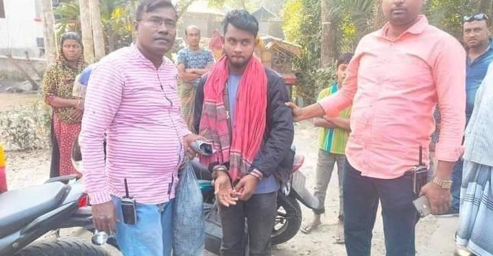 কুষ্টিয়ায় পড়ে যাওয়া ফেনসিডিলের বস্তা খুঁজতে এসে মাদক ব্যবসায়ী আটক