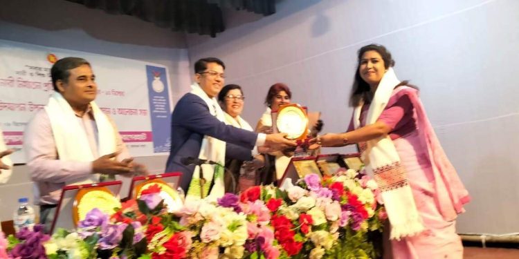 বাগেরহাটে ১০ নারীকে জয়িতা সম্মাননা প্রদান