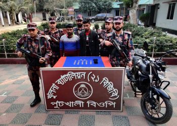 বেনাপোল পুটখালি সীমান্ত থেকে প্রায় দুই কেজি স্বর্ণের বারসহ আটক ২