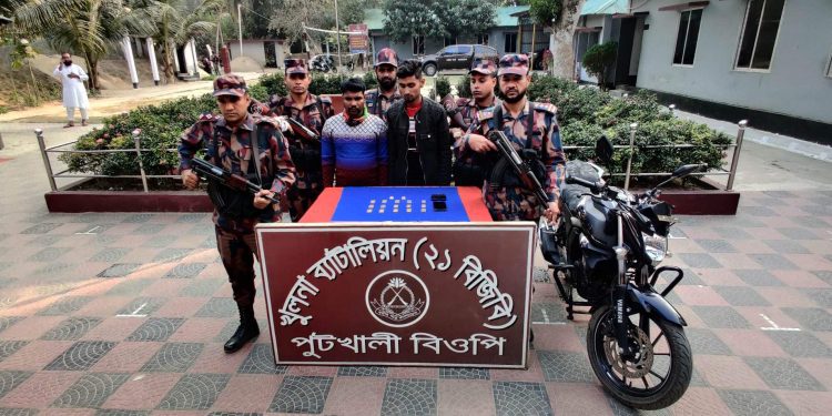 বেনাপোল পুটখালি সীমান্ত থেকে প্রায় দুই কেজি স্বর্ণের বারসহ আটক ২