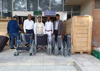 বেনাপোলে অসুস্থ যাত্রীদের সেবায় হুইল চেয়ার প্রদান