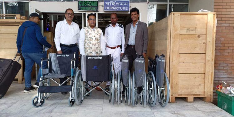 বেনাপোলে অসুস্থ যাত্রীদের সেবায় হুইল চেয়ার প্রদান