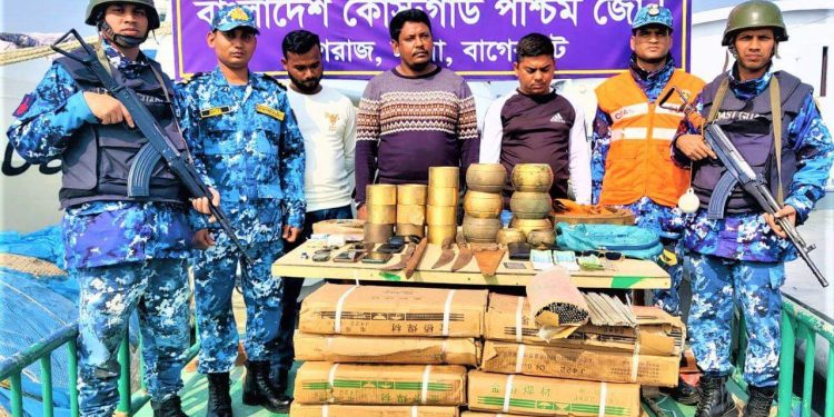 বাগেরহাটের সুন্দরবন এলাকায় পশুর নদী থেকে চোরাইকৃত মালামালসহ ০২ জন আটক করেছে কোস্ট গার্ডআটক