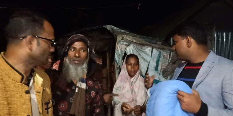 ফকিরহাটে ছিন্নমূল শীতার্ত মানুষের মাঝে ইউএনও’র কম্বল বিতরণ