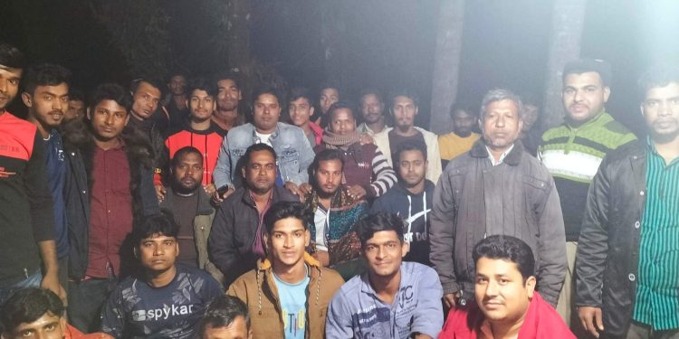 চুরি ঠেকাতে শতাধিক যুবকের রাত জেগে গ্রাম পাহারা