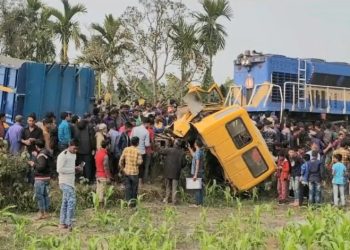 ট্রেন দুর্ঘটনায় ঠাকুরগাঁও – ঢাকা ট্রেন চলাচল বন্ধ, আহত-২