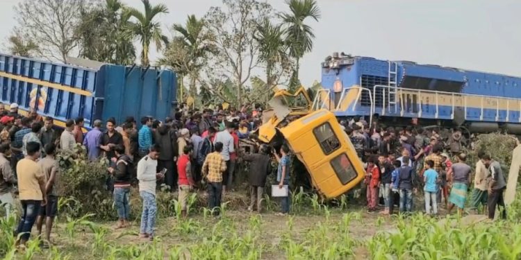ট্রেন দুর্ঘটনায় ঠাকুরগাঁও – ঢাকা ট্রেন চলাচল বন্ধ, আহত-২