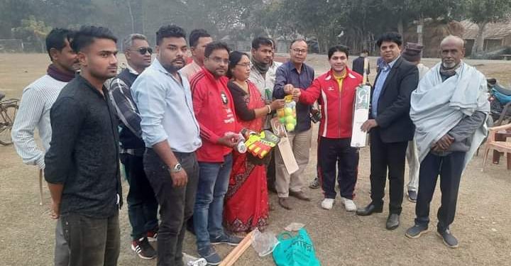 মৈত্রী ভলান্টিয়ার্স বাকড়ীতে ক্রিকেট সেট সামগ্রী বিতরণ  