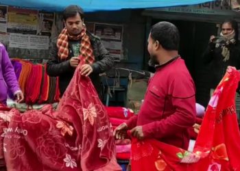 সিরাজগঞ্জে গরম কাপড় ক্রেতাদের উপচে পড়া ভিড়