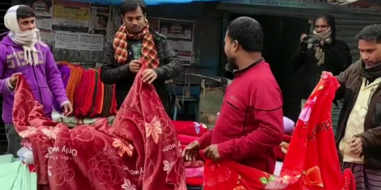 সিরাজগঞ্জে গরম কাপড় ক্রেতাদের উপচে পড়া ভিড়