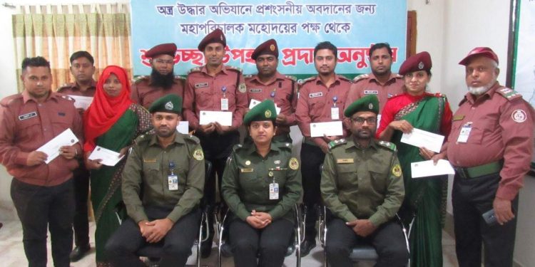 নরসিংদী সদর ভিডিপি দলনেতাদের ডিজি মহোদয়ের উপহার প্রদান