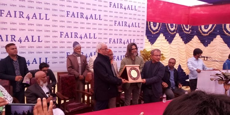 রাজশাহীতে এইচ আর এম সোর্সিং লিমিটেডের চেক হস্তান্তর