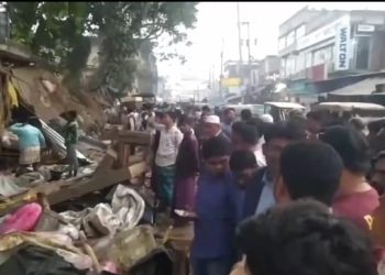 বাঁশখালীতে সড়কের অবৈধ স্থাপনা উচ্ছেদ অভিযান অনুষ্ঠিত