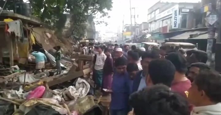 বাঁশখালীতে সড়কের অবৈধ স্থাপনা উচ্ছেদ অভিযান অনুষ্ঠিত