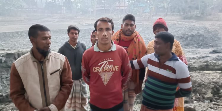 বাগমারায় পুরাতন পুকুর সংস্কার বন্ধ; বিড়ম্বনায় গ্রামবাসী