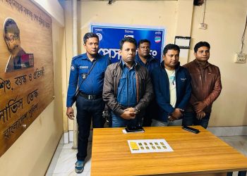 পুলিশের ধাওয়া খেয়ে কোটি টাকার স্বর্ণের বার ফেলে পালালো পাচারকারীরা