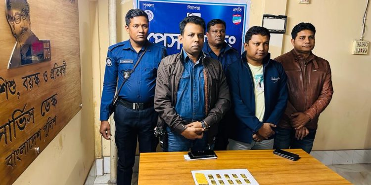 পুলিশের ধাওয়া খেয়ে কোটি টাকার স্বর্ণের বার ফেলে পালালো পাচারকারীরা