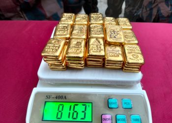 শার্শার কায়বা সীমান্ত থেকে ৭০পিস স্বর্ণেরবার সহ-২ পাচারকারী আটক 