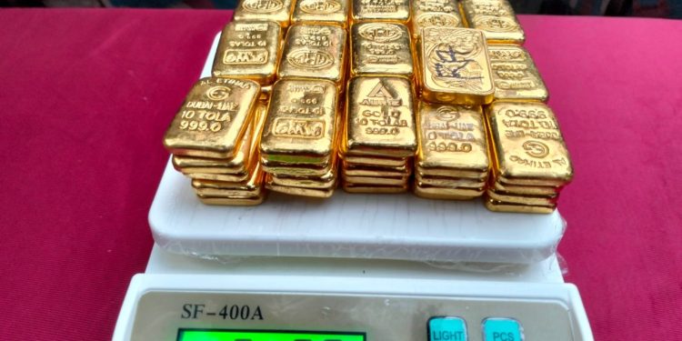 শার্শার কায়বা সীমান্ত থেকে ৭০পিস স্বর্ণেরবার সহ-২ পাচারকারী আটক