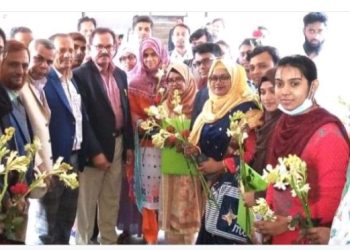 রাজশাহীতে শিক্ষকদের ফুলেল শুভেচ্ছা