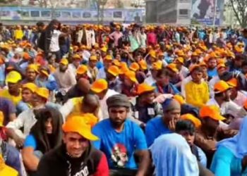 এইযে হলদে বা কমলা রঙের ক্যাপ পরা মানুষ দেখছেন—?