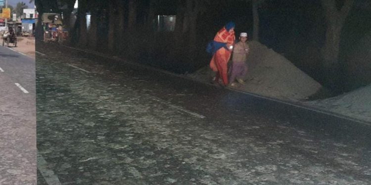 ইটভাটার মাটিতে মহাসড়ক কর্দমাক্ত কুমিল্লা-সিলেট আঞ্চলিক সড়কে ঘটছে দুর্ঘটনা