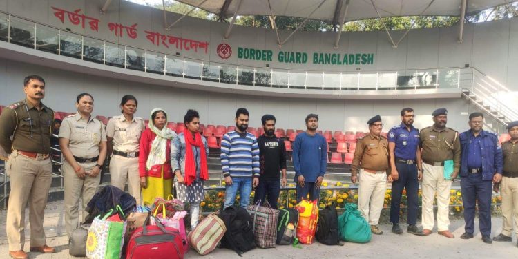 ভারতে জেল খেটে দেশে ফিরল তিন যুবক ও দুই যুবতী