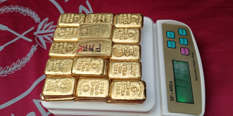 শার্শা সীমান্তে ৫ কোটি ৯০ লাখ টাকা মূল্যের ৬৩ পিস স্বর্ণেরবার সহ পাচারকারী আটক