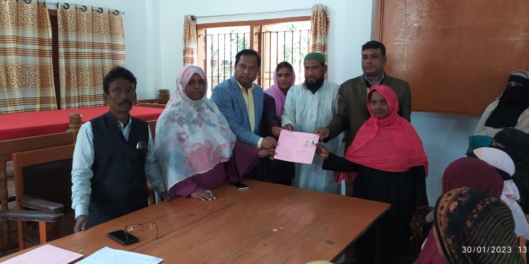 মুন্সিগঞ্জে ভি জি ভি কাঠ বিতরণ অনুষ্ঠিত