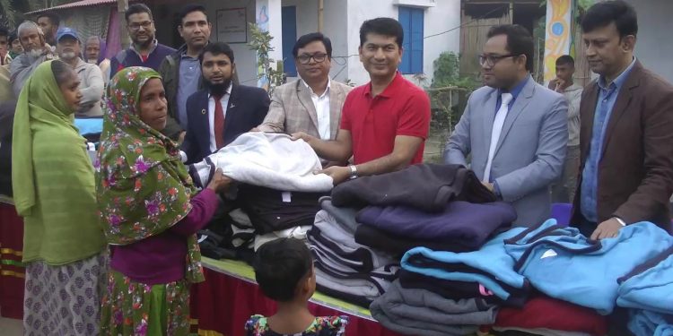 ফরিদপুরে  শীতার্তদের মাঝে কম্বল বিতরণ