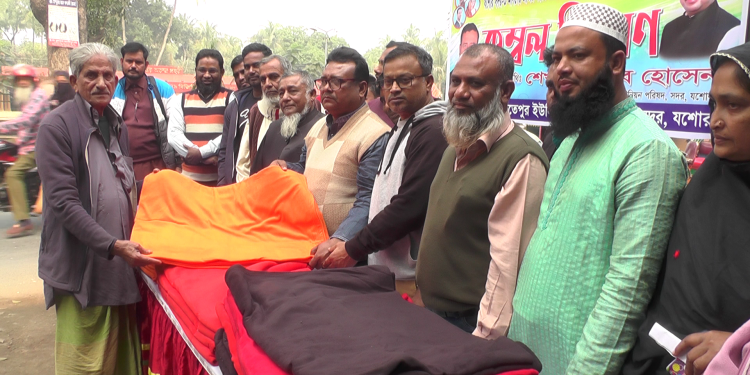 যশোরে কাজী নাবিল আহমেদের পক্ষে ইউপি চেয়ারম্যান সোহরাবের কম্বল বিতরণ